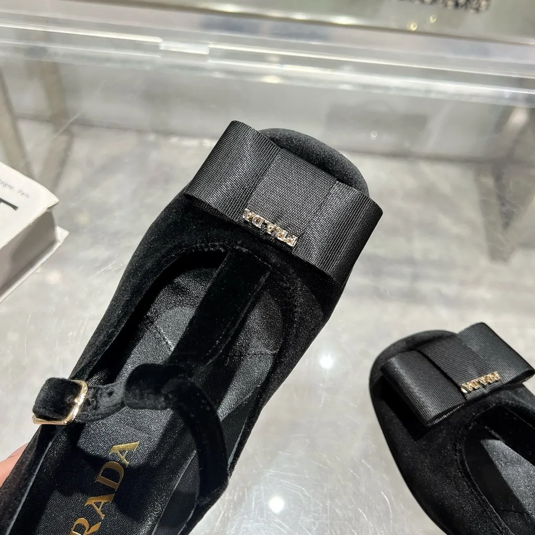 👟👟Ex-factory price 540👟👟 Prada 25ss early spring new model 🌟 Recommended by major bloggers in Xiaohongshu, showing classic charm. Injection-molded leather outsole, imported mixed-breed sheep lining. These velvet-textured pumps combine elegance with modern sophistication, and the delicate bow adds a romantic touch. The upper is decorated with grosgrain bow and metal buckle. Metal letter logo. Decorated with metal letter logo. Velvet texture covered heel with height 4.5cm. Size: 35 to 40 (41 is custom-made and cannot be returned or exchanged)